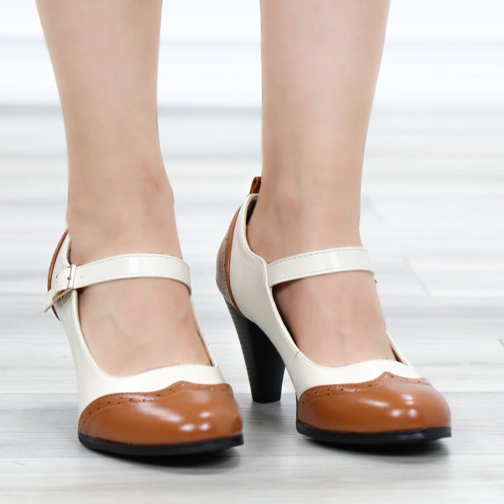 Oxford White & Tan Vintage Round Toe Pump - Picture 3 of 11